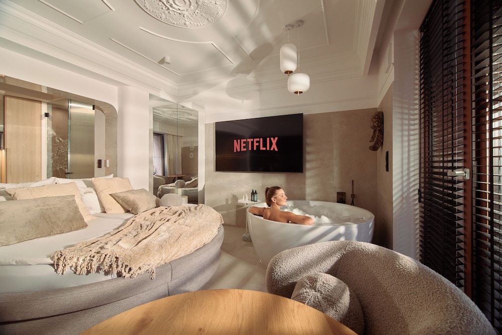 Granaria Jacuzzi Premium Suites by Downtown Apartments