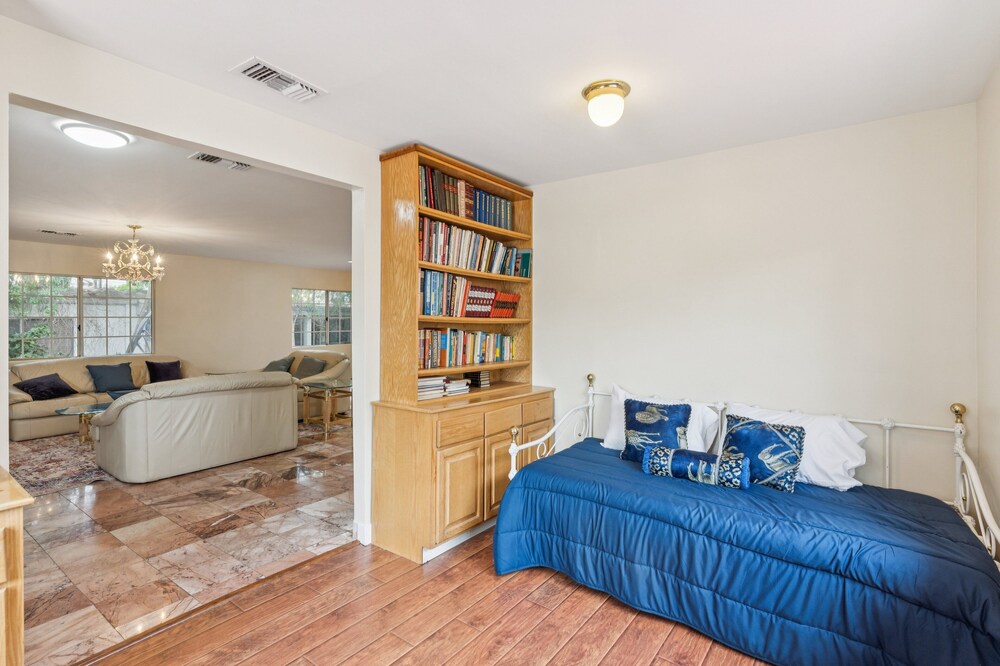 Russell House Near Hollywood & Griffith Park 3 Bedroom Home