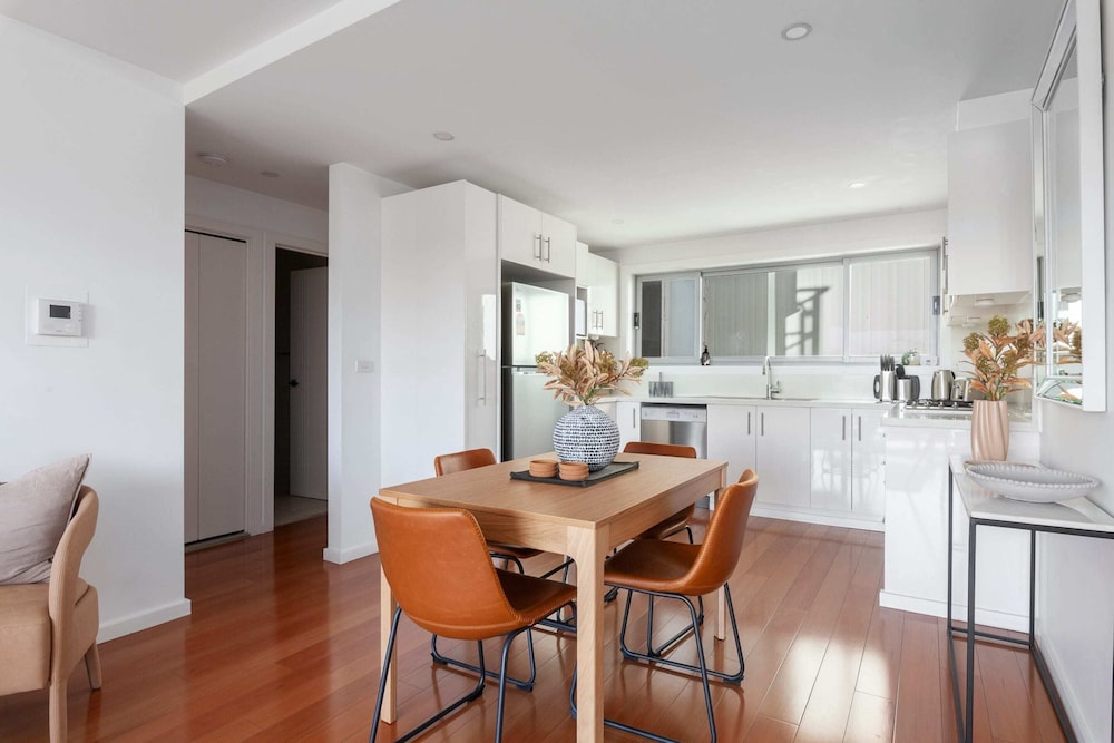 Bright 2-bed Apartment With Balcony & Garage