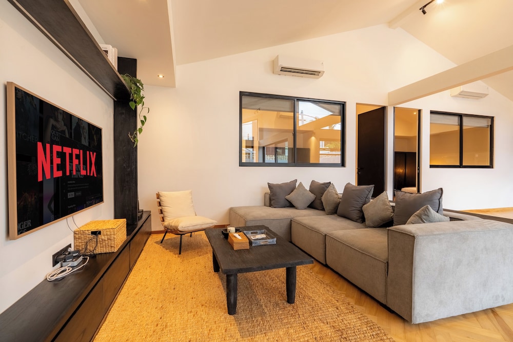 Black Villa by Betterplace
