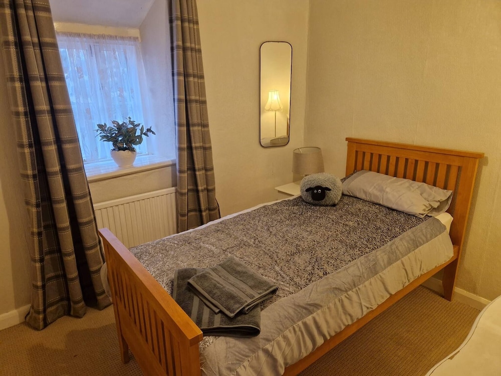 Charming Dolgellau Townhouse With Garden, Perfect for Families