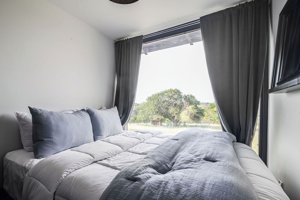 Luxury Hill Country Container Home - Near Alamo Springs Cafe