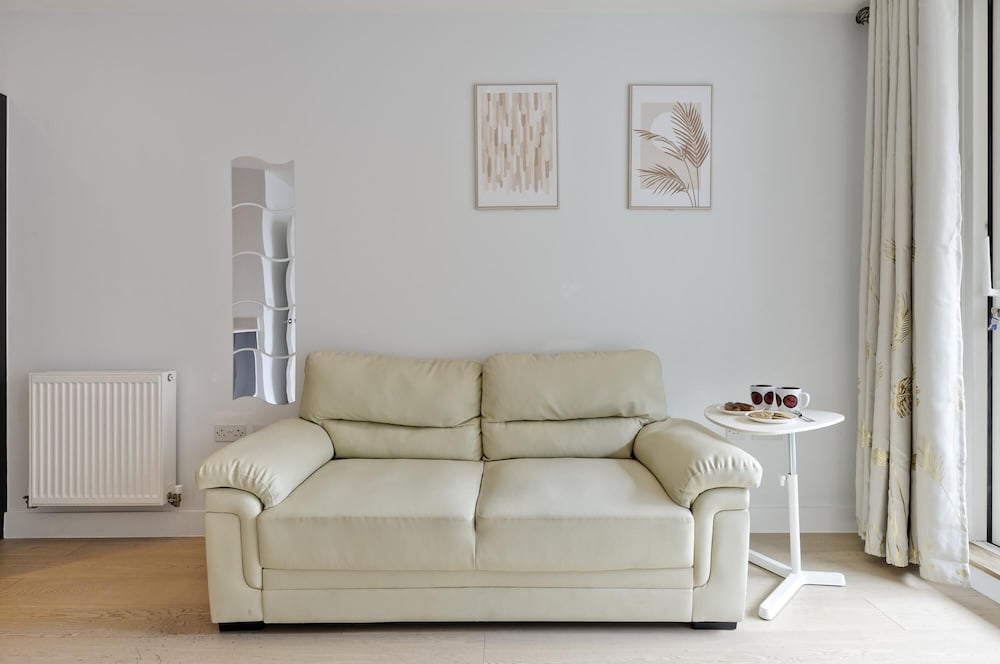 Large one Bedroom Flat With Balcony Near Waterloo by Underthedoormat