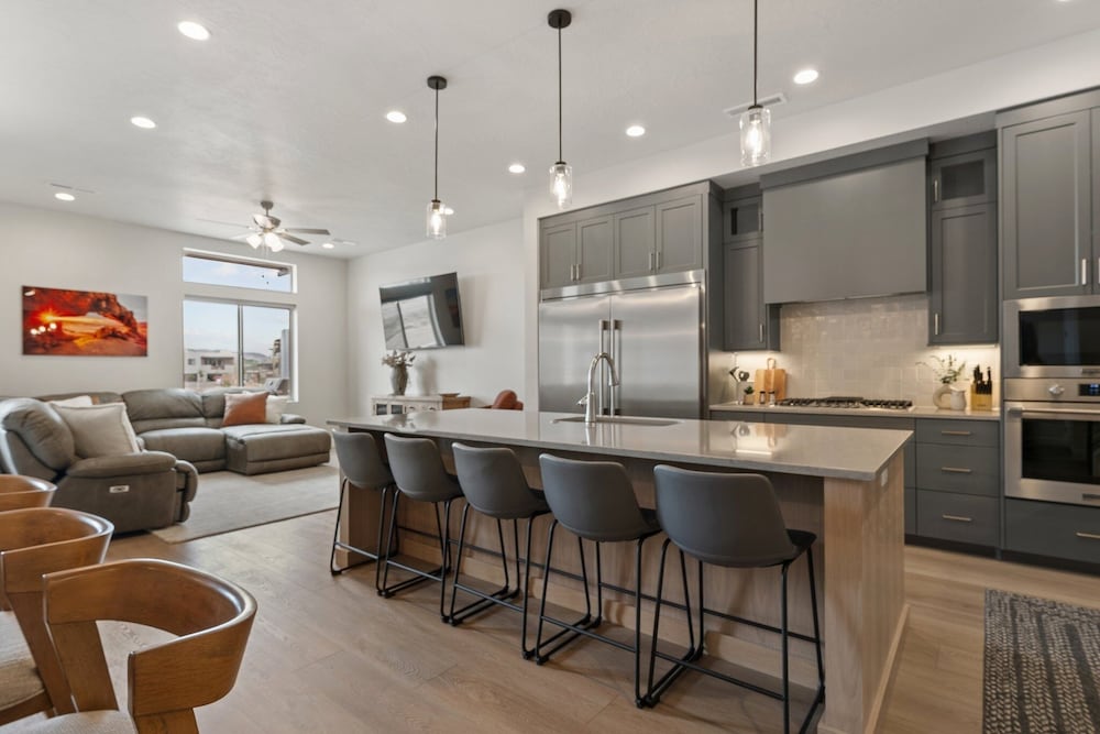 Canyon Country Oasis 6 Bedroom Townhouse