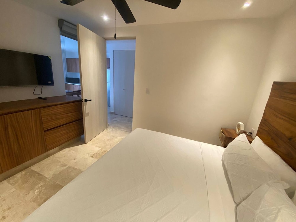 Spacious and Comfortable Ph With Private Pool in Zama!