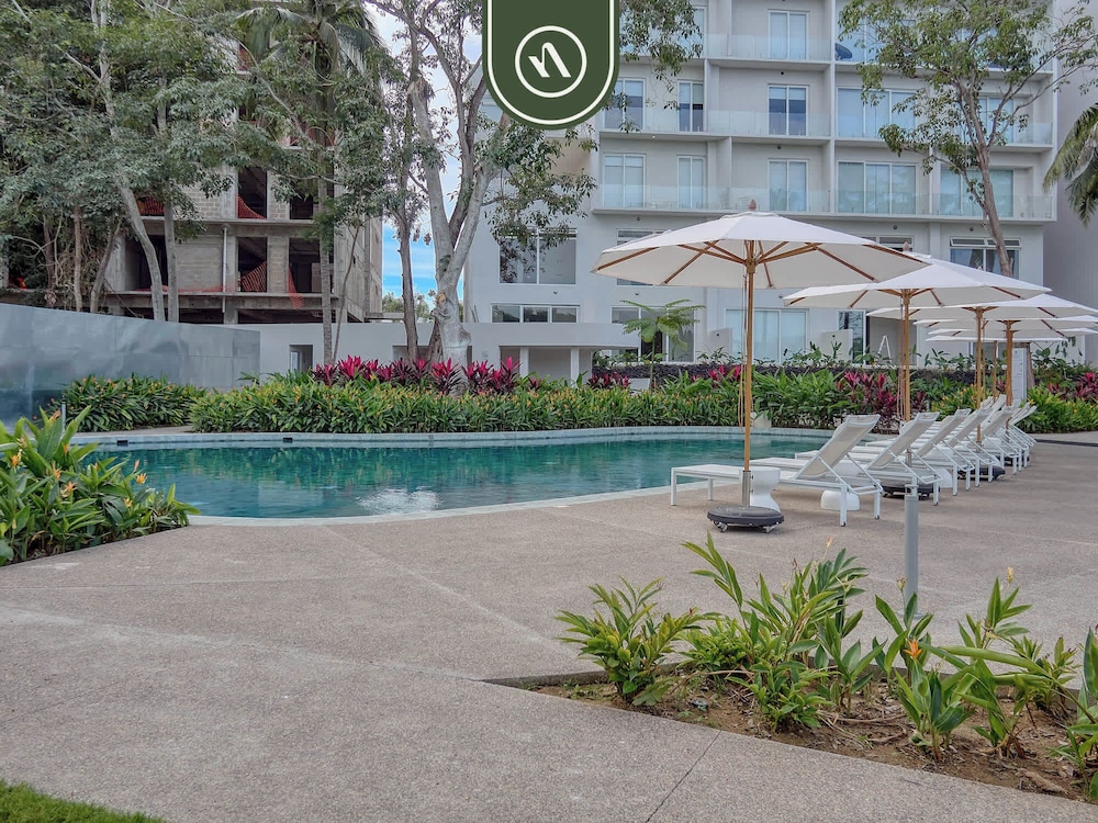Luxury 2 BR Condo Near Beaches - Pools - Gym