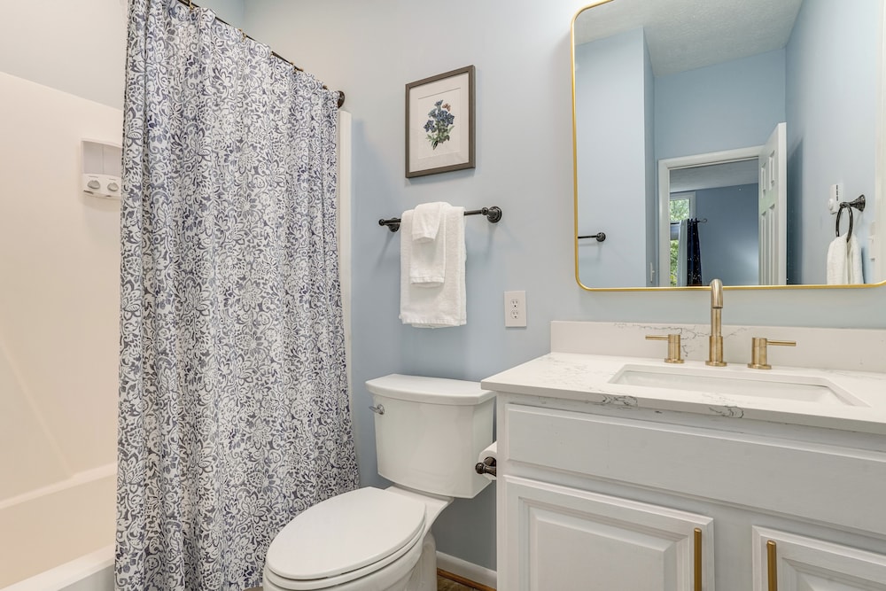 Walk to Slopes: Wintergreen Resort Condo w/ Pool