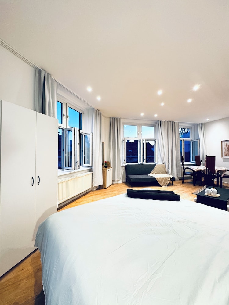 Lovely 4BR Apt Near Kaufpark Alterlaa