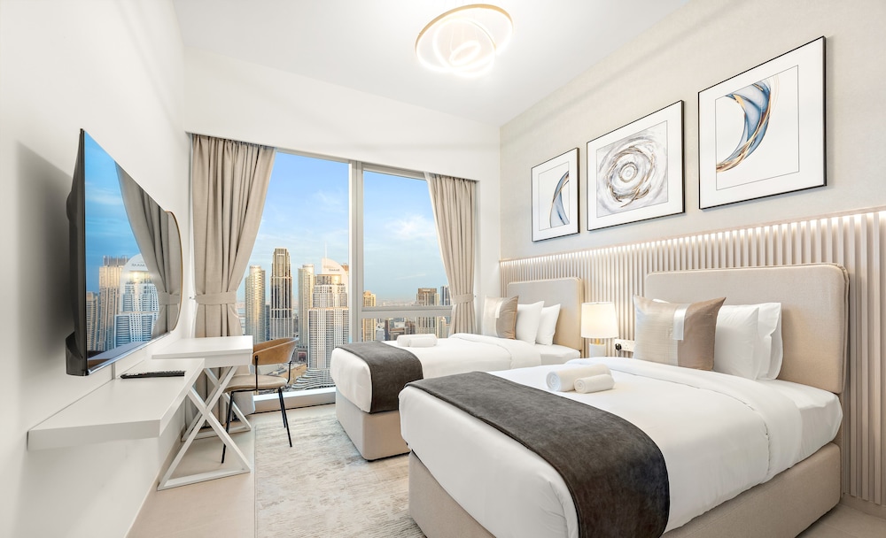 SML Vacation Homes - Sky High Apartments with Burj Khalifa and Dubai Fountain Views @ Grande Signature, Downtown Dubai