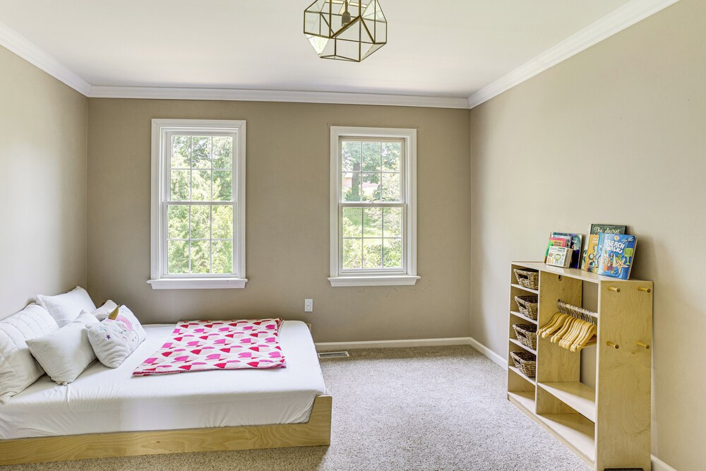 5 Mi to Dtwn York: Spacious Family Home