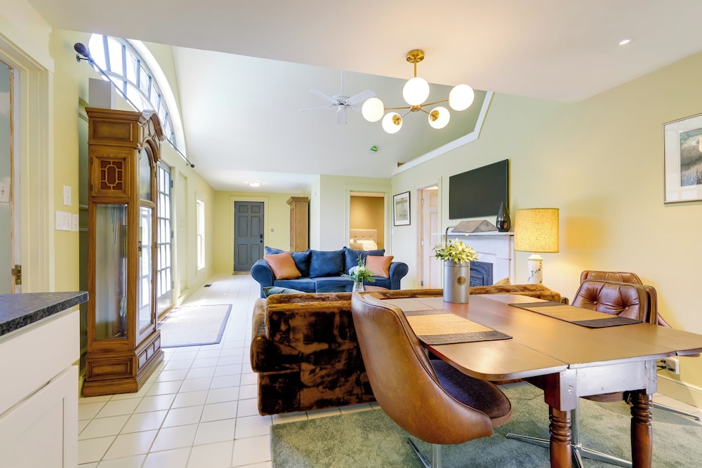Beautiful & Historic Cottage, Steps to Elm Park