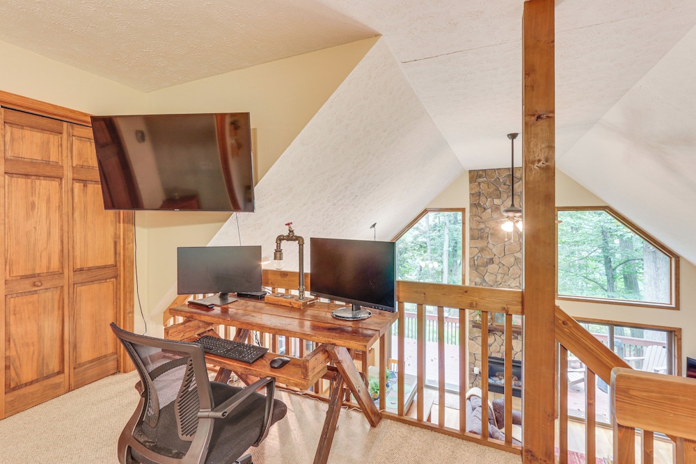 Great Cacapon Mtn Cabin w/ Private Hot Tub + Views