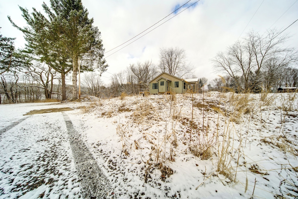 Walk to Lake: Pet-friendly Cottage in Jamestown!