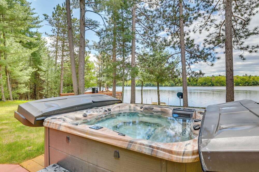 Gorgeous Lake Arbutus Getaway w/ Dock & Boat House