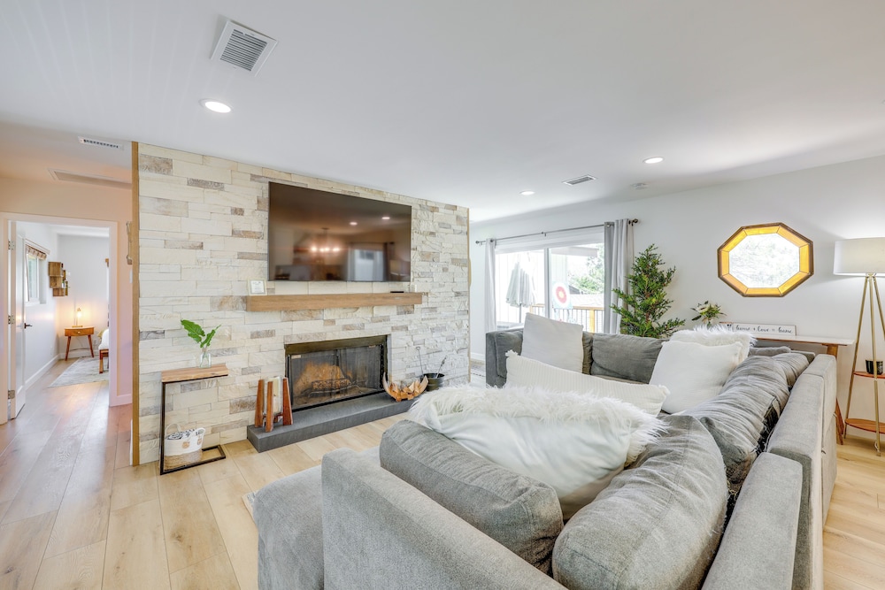 Walk to The Village Shops/eats: Big Bear Lake Home