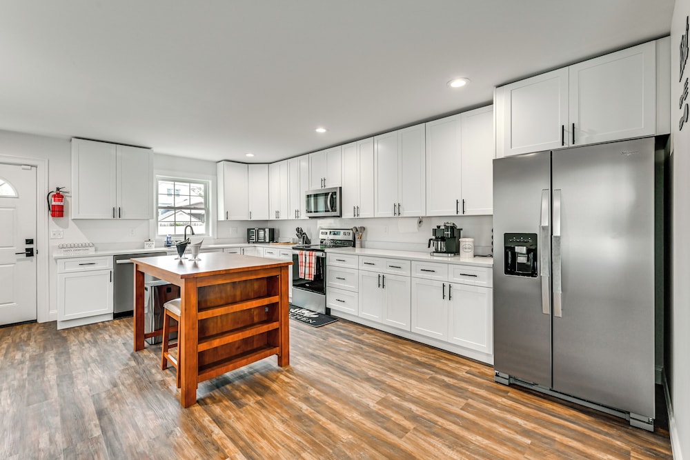 1 Mi to MGM Springfield: Cozy Winter Duplex!