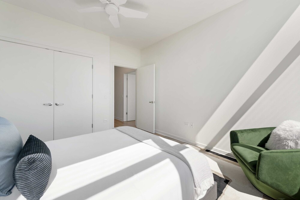 West Loop Grand Penthouse 3BR Best Views