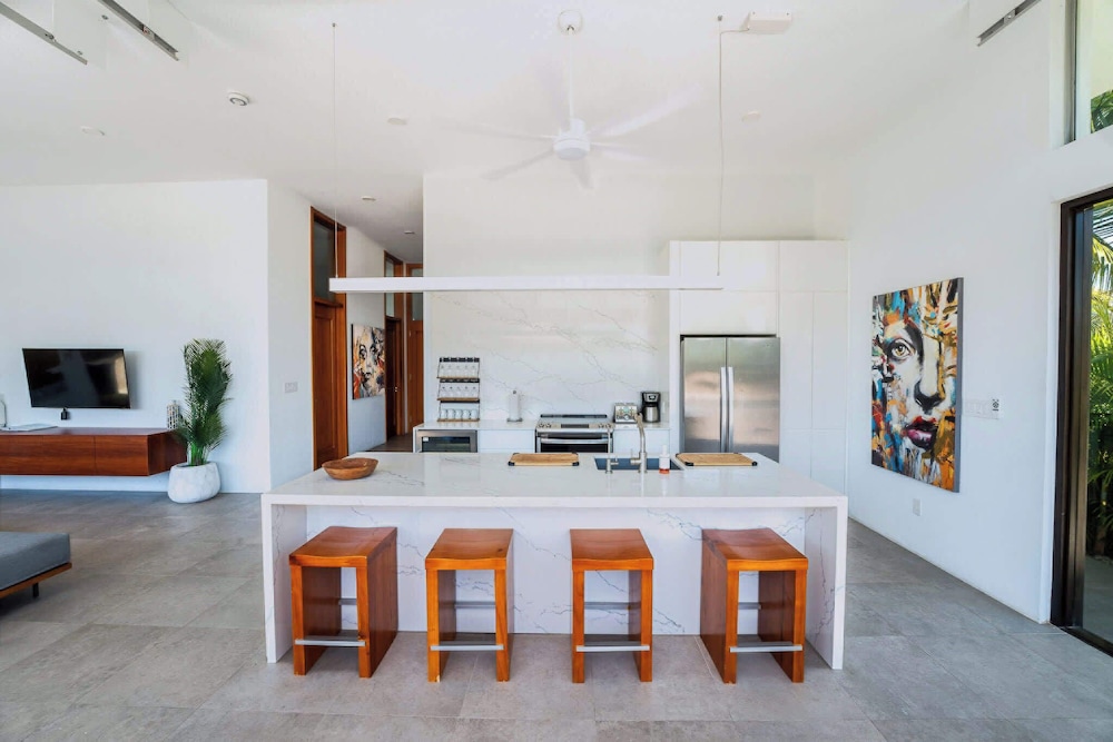 Oceanside Vacation Villa With Hotel Amenities v10