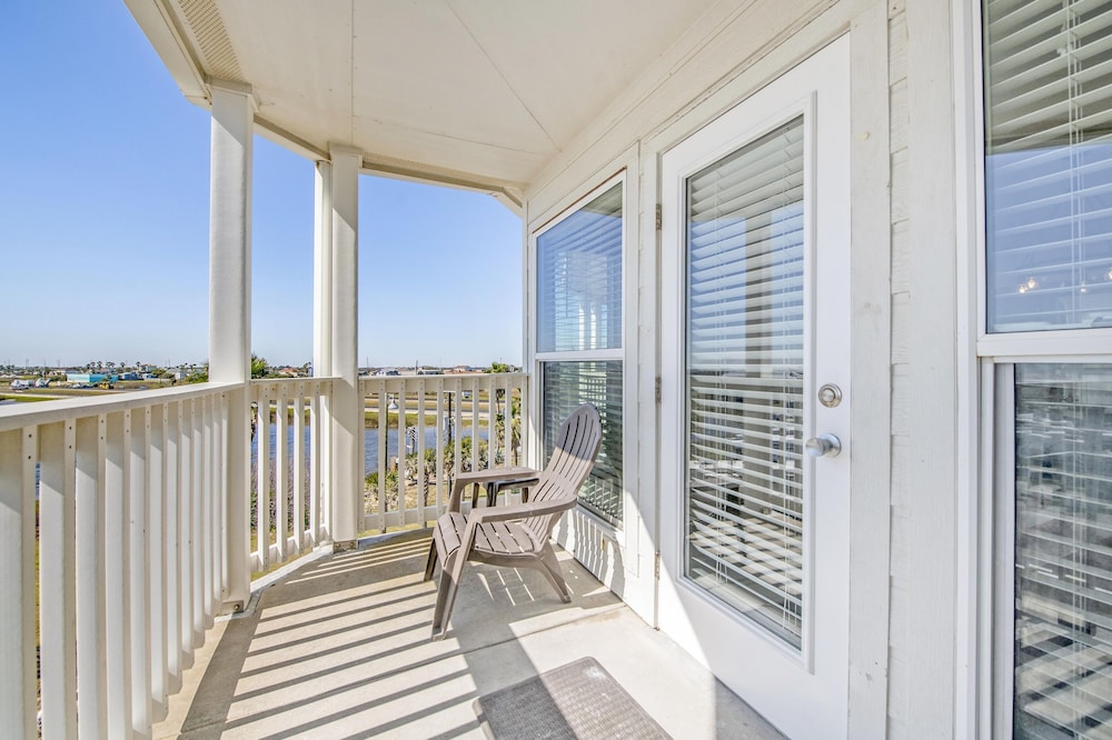 Seascape 1304 Studio Bedroom Condo by RedAwning