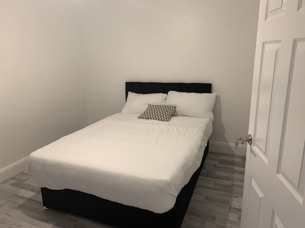 House - Sleeps7 - Garden - Parking - Station Close view 4