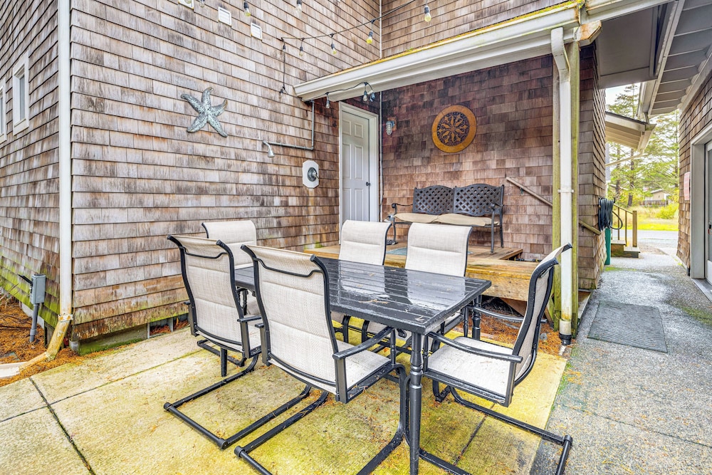 Rockaway Beach Home w/ Hot Tub: 4 Blocks to Beach! view 2