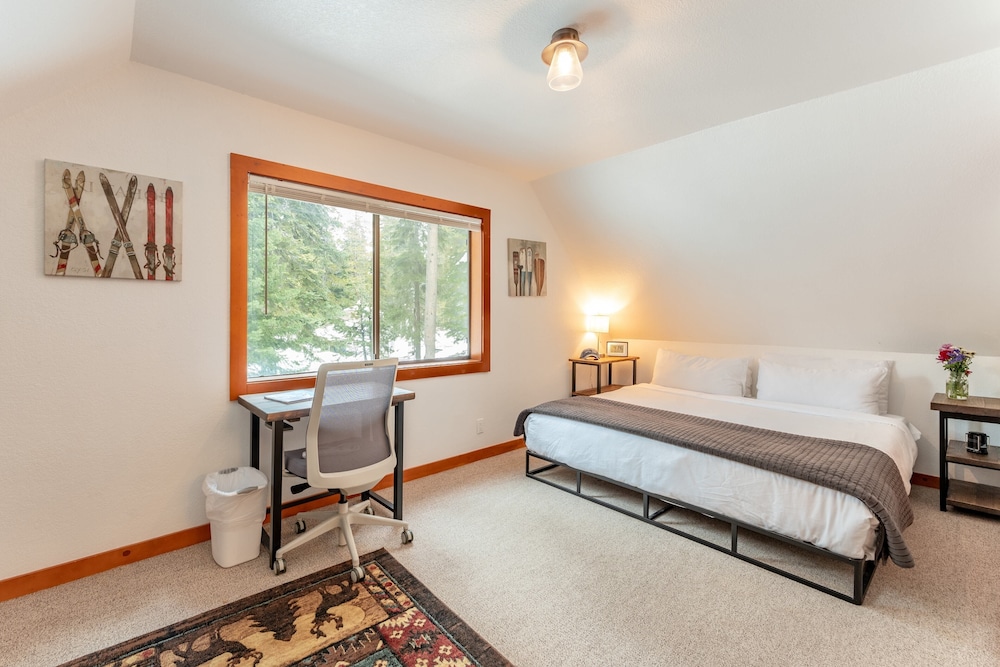 Indigo Owl by Avantstay Cabin w/ Firepit Minutes to Lake & Slopes view 4