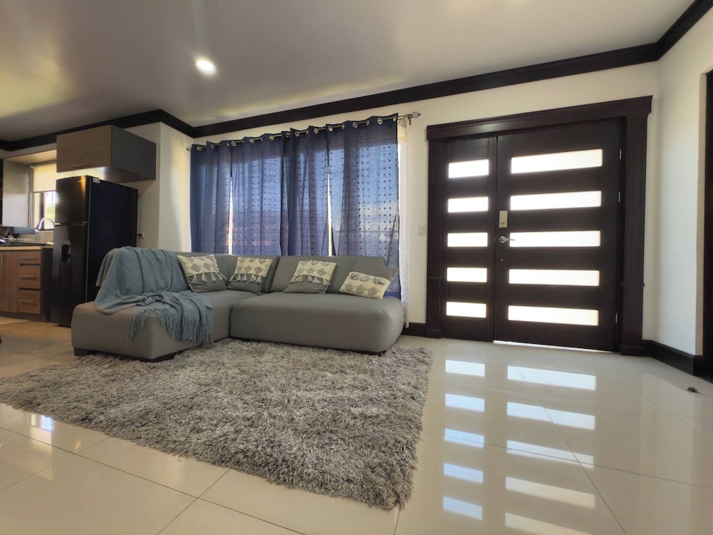 Fully Equipped 3 Beds 2 Cars 20-min Airport