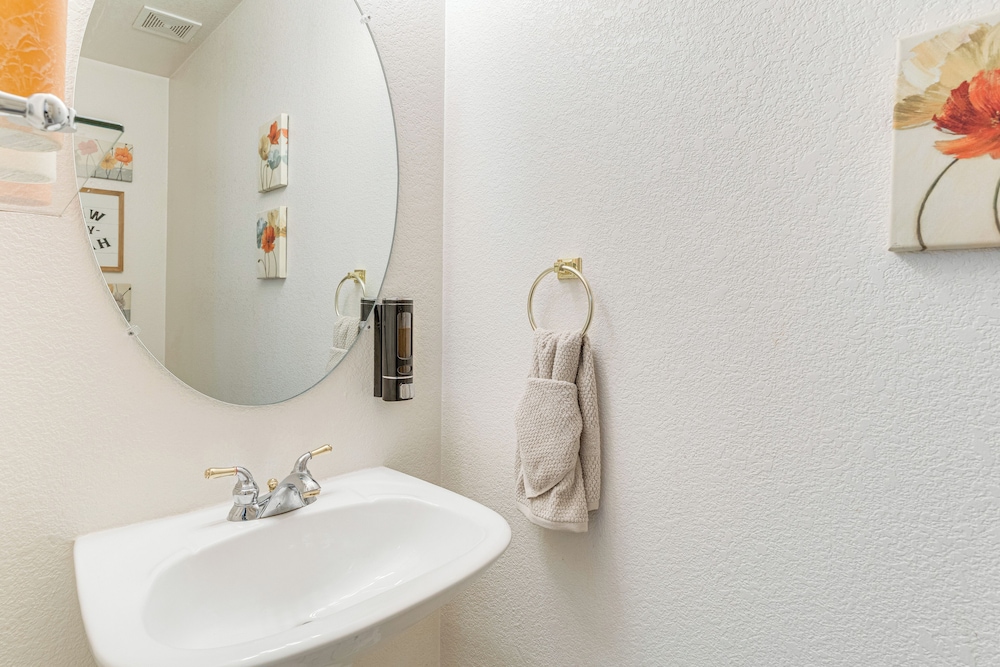 Pet-friendly Retreat w/ Fenced Yard in Denver