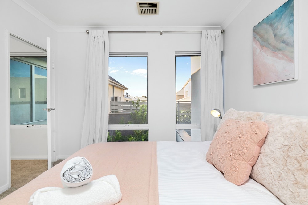 Walk to Beach Coastal Home in Coogee