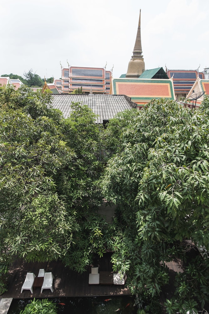 Feung Nakorn Balcony Rooms and Cafe