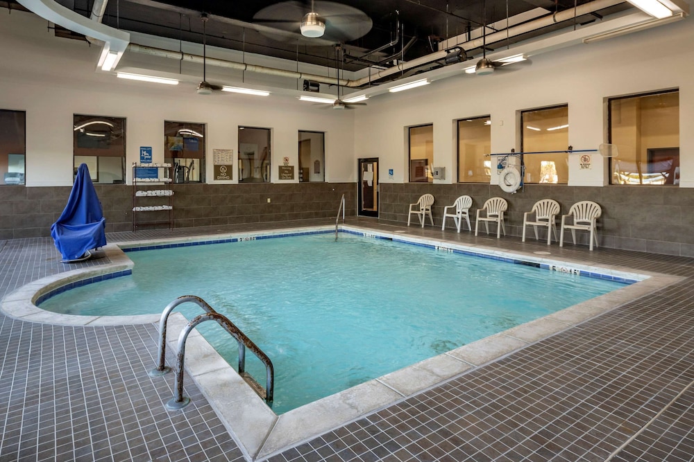 Batesville Vacations - Comfort Suites - Property Image 9
