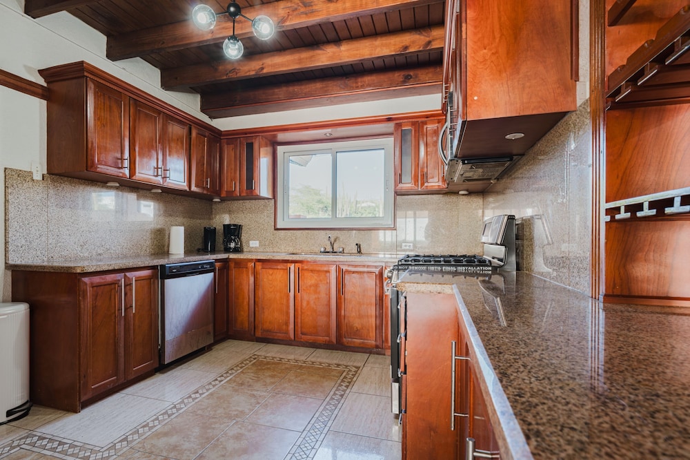 5 Bedroom Villa With Amazing View of Aruba Nature