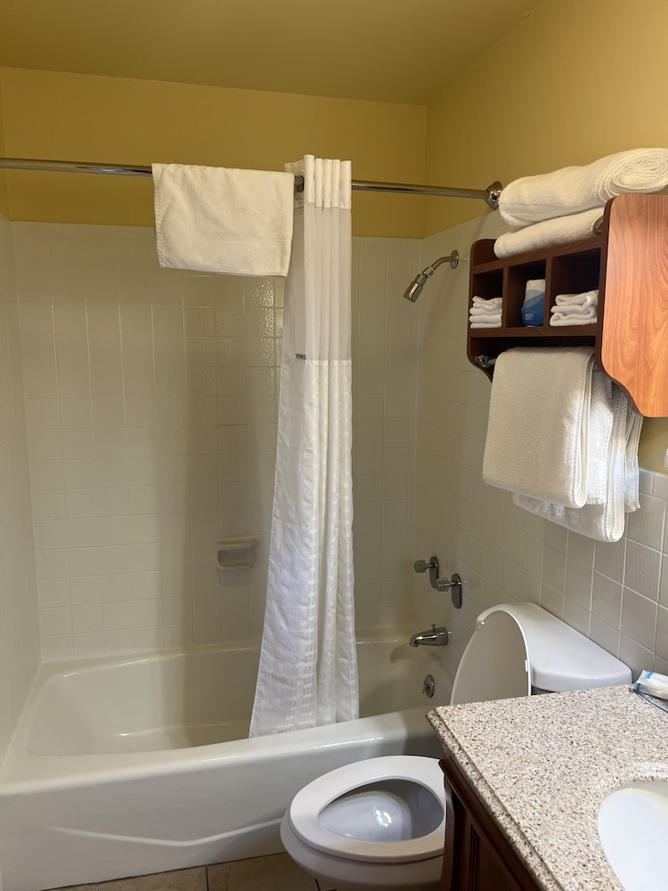 All Star Inn & Suites