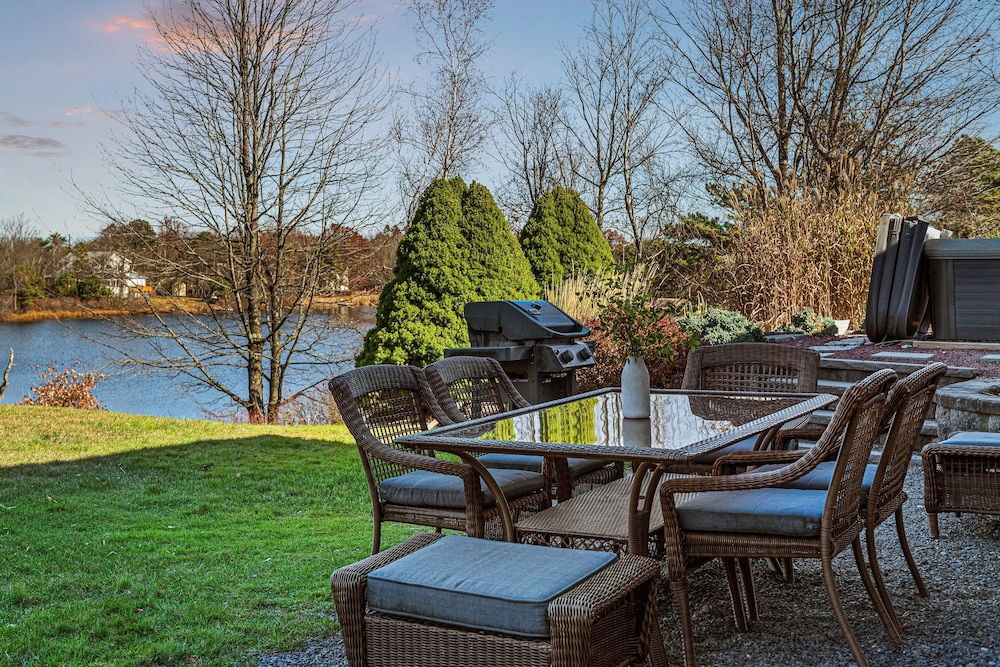 Laker s Pointe by Avantstay Lakefront Private Peninsula Hot Tub Game Room