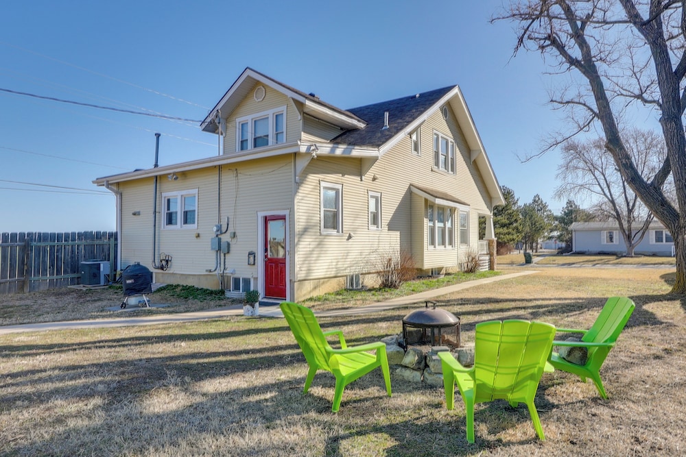 5 Mi to Marion Reservoir: Wizard of Oz-themed Home