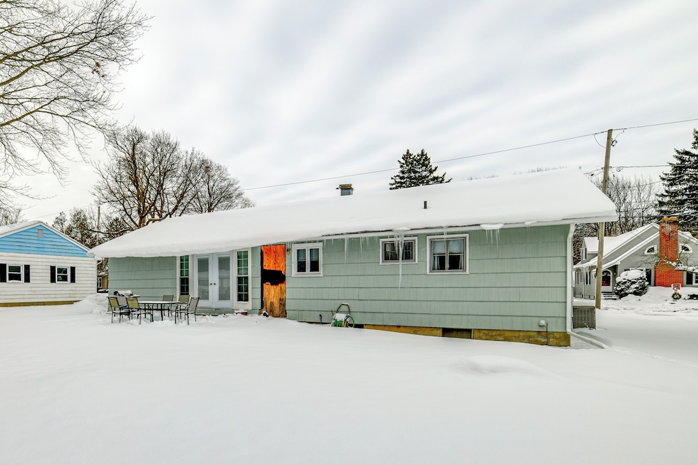 4 Mi to Dtwn: Pet-friendly Home in Utica