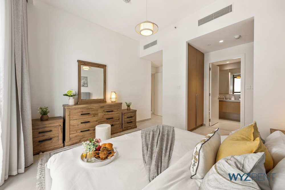 Beachside 2BR W Pool Gym Lagoon Access