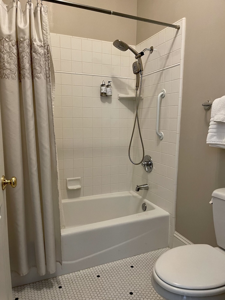 Ashland Vacations - McCall House Boutique Inn - Property Image 33