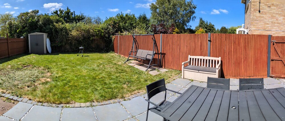 Elegant 5 Bed Home with Garden- Slough