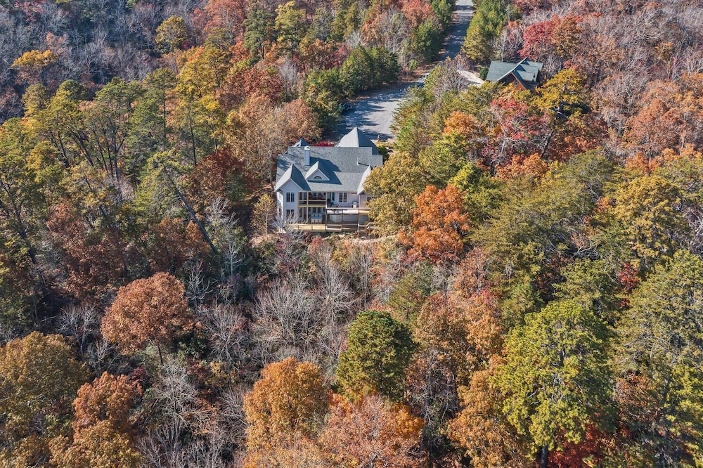 Rumbling Bald Resort Home In Lake Lure - Wifi - Community Beach, Pool, Golf And More 5 Bedroom Home by Sunscape Property Management