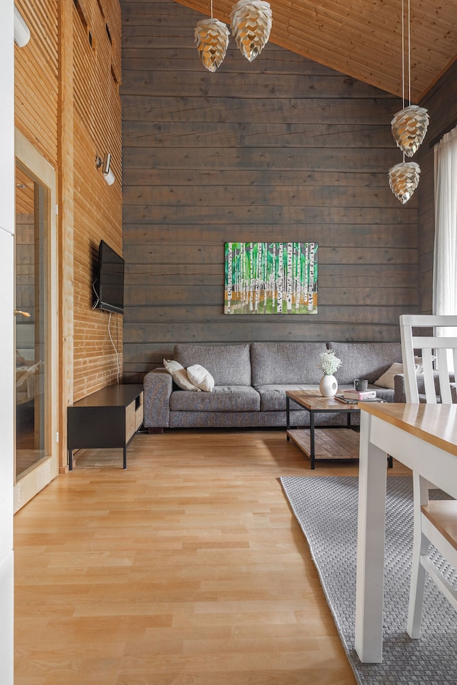 Scenic Lakeside Cabin in Tahko - Hot Tub