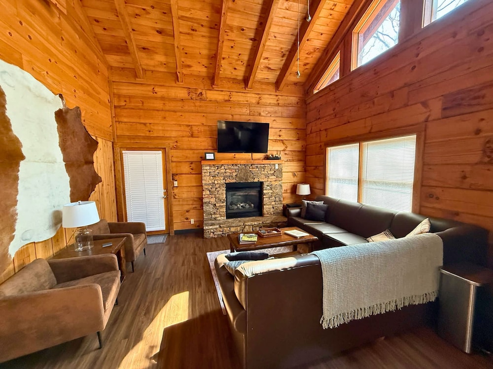 Hunter Hills Haven - Secluded Luxe Cabin Getaway With Mountain Views Spa Hot Tub Game Room