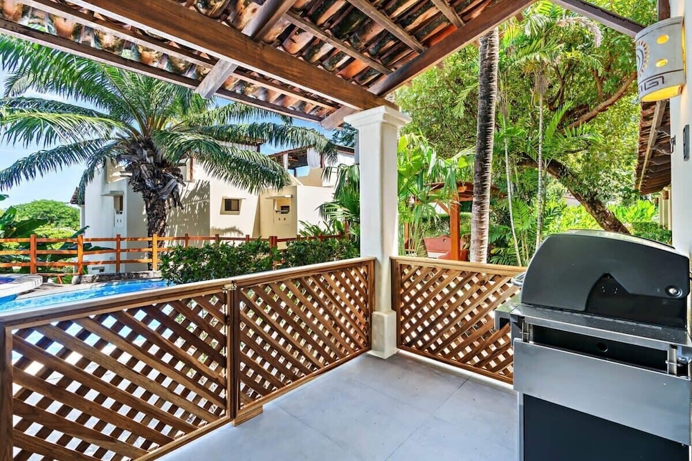 Modern Split-Level 2-Bedroom Condo with Pools, Terrace & Easy Beach Access
