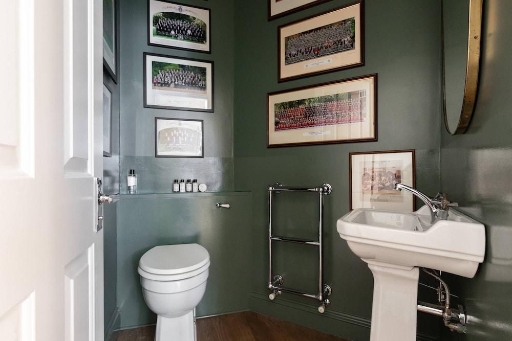 Granard Road by Onefinestay
