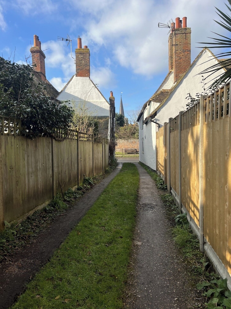 Local Pubs, Walking Routes, Cottage w Parking