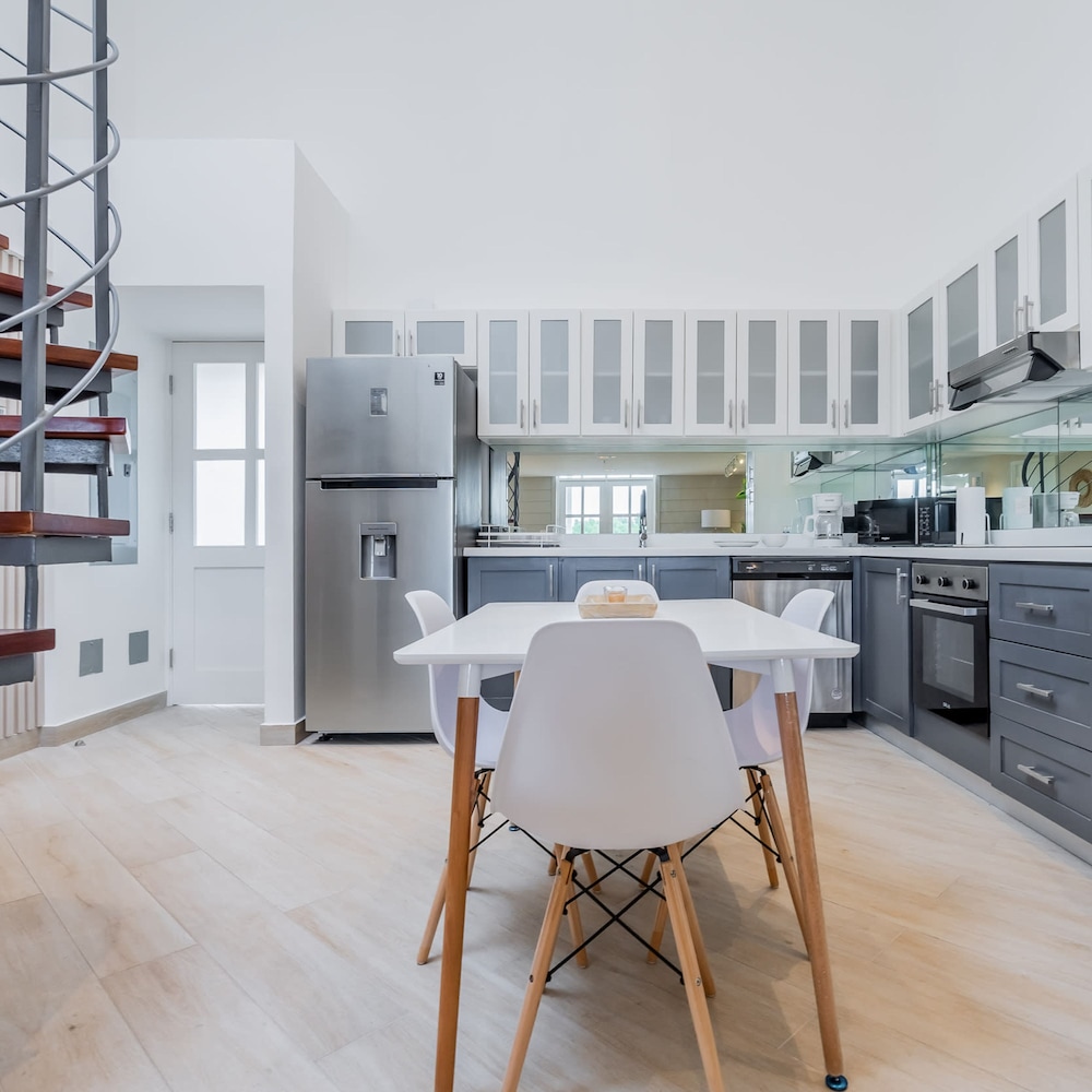 w Elegant 3BR With Modern Terrace in Panama