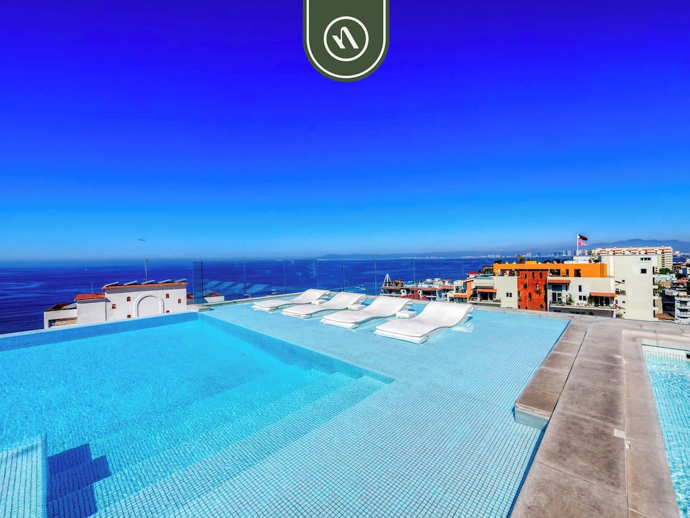 Stunning 2 BR Condo in Romantic Zone - Pool