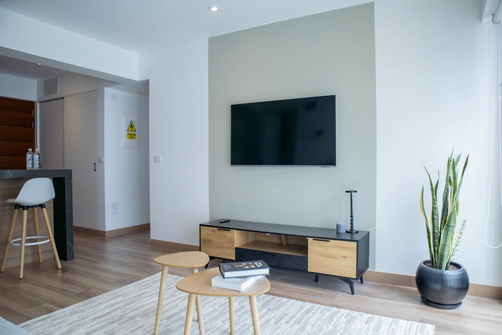 Majestic 2BR With Modern Pool in Miraflores