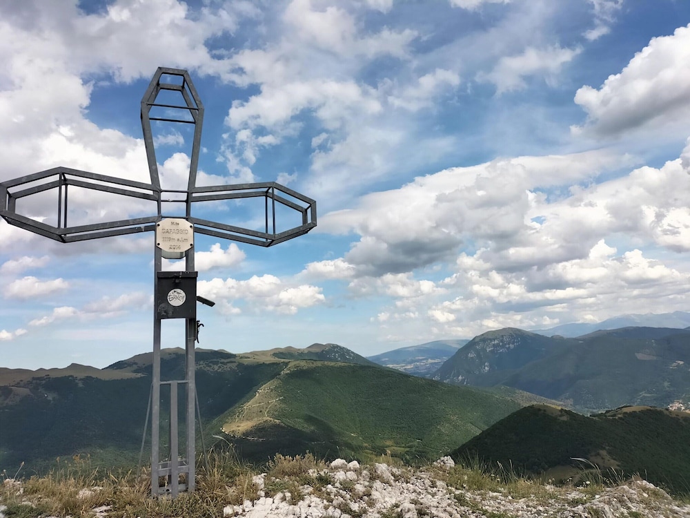 Apartment in Esanatoglia Near Apennines Trails
