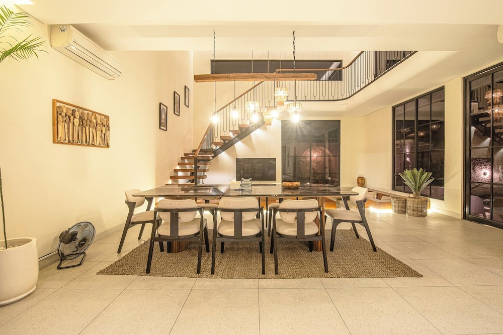 Chic 4-br Villa in Central Seminyak, Beach 5 Mins
